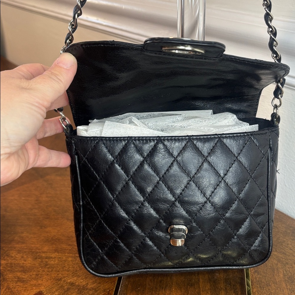 ANDREA MABIANI ITALIAN QUILTED LEATHER TURNLOCK CLOSURE CROSSBODY - Picture 4 of 15